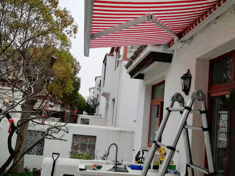 室外雨棚安裝調(diào)試：測量放線&rarr;安頂棚主骨架&rarr;安裝調(diào)平頂棚次骨架&rarr;安裝外層&rarr;安裝內(nèi)層&rarr;頂棚外部檐口調(diào)整及處理 ①根據(jù)安裝圖紙測量標高和頂棚位置，用墨線彈出頂棚主骨架的位置線。②根據(jù)設計圖安裝膨脹螺栓，在將鋼板固定好，將主骨架的中心線投至鋼板。③安裝主骨架時先安裝兩端，然后再安裝中間部分；先組裝方鋼管，中間與預埋鋼板焊接。④主骨架安裝完畢后接下來安裝次骨架，并與主骨架焊接固定好。⑤外層的厚度有20mm，安裝好之后需要打膠，安裝壓條才算全部完成。⑥內(nèi)層的厚度為16mm，安裝前將上層底板擦干凈，也要進行打膠和安裝壓條的工序。⑦后安裝外檐，將細節(jié)部分全部調(diào)整好即可。