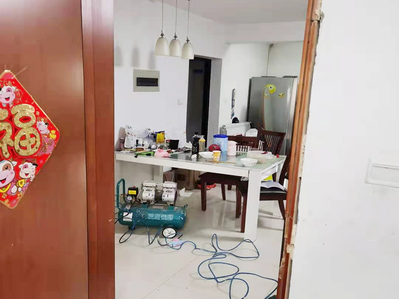 門(mén)框修復(fù)維修：清潔表面，把原有的木門(mén)使用砂紙打磨一遍，根據(jù)需要修補(bǔ)的地方選擇相近的顏色互相調(diào)和，均勻涂抹，并用尾部刮板刮平，用紙巾擦去多余的部分，等待10分鐘就可以干燥了。 有破損，出現(xiàn)裂縫或者是坑?？用嫘枰忍钛a(bǔ)，先把被損壞的地方補(bǔ)上膩?zhàn)?，然后打磨砂紙，再刷底漆和面漆? width=