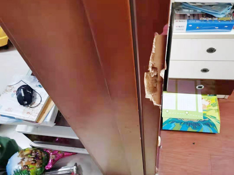 門(mén)框修復(fù)維修：清潔表面，把原有的木門(mén)使用砂紙打磨一遍，根據(jù)需要修補(bǔ)的地方選擇相近的顏色互相調(diào)和，均勻涂抹，并用尾部刮板刮平，用紙巾擦去多余的部分，等待10分鐘就可以干燥了。 有破損，出現(xiàn)裂縫或者是坑?？用嫘枰忍钛a(bǔ)，先把被損壞的地方補(bǔ)上膩?zhàn)?，然后打磨砂紙，再刷底漆和面漆? width=