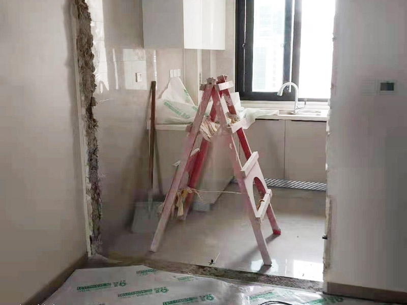 門(mén)框修復(fù)維修：清潔表面，把原有的木門(mén)使用砂紙打磨一遍，根據(jù)需要修補(bǔ)的地方選擇相近的顏色互相調(diào)和，均勻涂抹，并用尾部刮板刮平，用紙巾擦去多余的部分，等待10分鐘就可以干燥了。 有破損，出現(xiàn)裂縫或者是坑?？用嫘枰忍钛a(bǔ)，先把被損壞的地方補(bǔ)上膩?zhàn)?，然后打磨砂紙，再刷底漆和面漆? width=