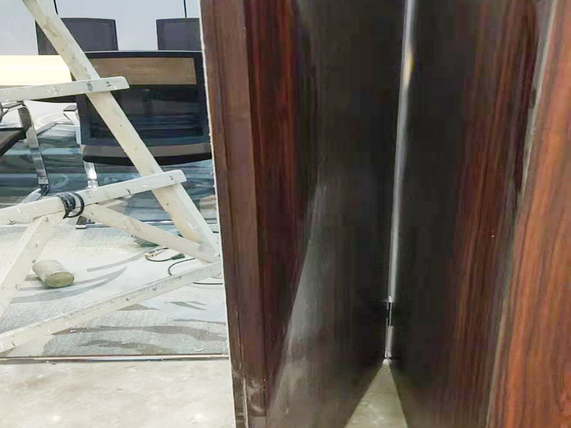 木門修補(bǔ)翻新：首先將破損的洞清理干凈，用砂紙打磨一下除去污垢，將膩?zhàn)雍秃锰钤诳斩磧?nèi)，等膩?zhàn)痈珊笥蒙凹埓蚰ス饣?，或者速干膠干透的木渣也是打磨光滑，除去上邊的灰塵。然后使用修補(bǔ)膏或者油漆對(duì)修補(bǔ)平整光滑的膩?zhàn)由险{(diào)色，還原成與周圍一樣的色彩，用吹風(fēng)機(jī)快速吹干油漆。