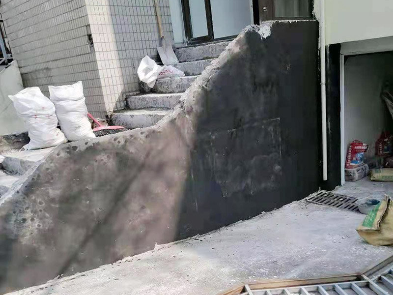 墻面刮膩?zhàn)臃鬯ⅲ嚎梢宰鲚p微潤水實(shí)驗(yàn)，檢驗(yàn)原涂層附著力是否合格，如果原基層膩?zhàn)虞^差，則需要鏟除，重新石膏找平。陰角處理兩面&ldquo;彈線&rdquo;（注意垂直度），陽角處理用靠尺就可以了，然后用石膏粉加膠調(diào)制石膏膩?zhàn)诱抑?。石膏膩?zhàn)痈赏负蠊文佔(zhàn)樱勘楸仨殢氐赘赏福z查膩?zhàn)邮欠窀赏阜椒ㄓ卸菏紫扔^察顏色是否一致；再就是看打磨的時候有沒&ldquo;粘砂紙&rdquo;現(xiàn)象。