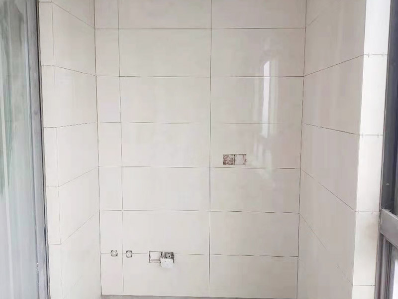 全屋裝修翻新：基層施工 在墻面翻新前,需要先將舊漆面鏟除干凈,之后在進(jìn)行打磨,將墻面的浮沉雜物都清理干凈。成品保護(hù) 基層做完后,需要將施工區(qū)域的家具物件移除,避免在翻新過(guò)程中,使家具受到損傷。在刮膩?zhàn)又埃扔贸咦訖z測(cè)一下墻面的平整度。在施工時(shí)，對(duì)不平整的地方進(jìn)行多次涂刮，修補(bǔ)好不平整的區(qū)域。一般膩?zhàn)庸蝺杀榧纯?，每次膩?zhàn)庸瓮旰笠M(jìn)行打磨，可以讓墻面更加光滑。膩?zhàn)痈赏负?，再?duì)墻面進(jìn)行油漆涂刷。底漆要先刷，施工力度要均勻，這樣漆膜厚度也相對(duì)一致，然后開(kāi)始面漆施工。一定要讓漆面自然干透。