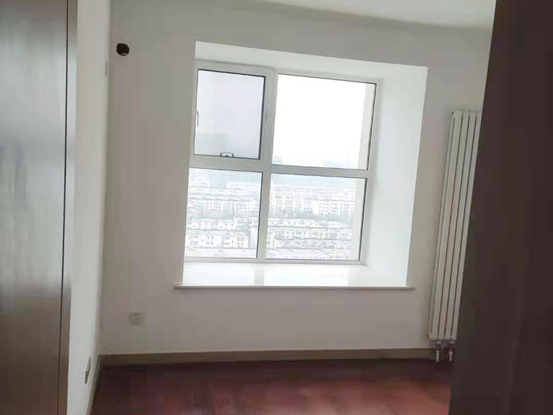 全屋裝修翻新：基層施工 在墻面翻新前,需要先將舊漆面鏟除干凈,之后在進(jìn)行打磨,將墻面的浮沉雜物都清理干凈。成品保護(hù) 基層做完后,需要將施工區(qū)域的家具物件移除,避免在翻新過(guò)程中,使家具受到損傷。在刮膩?zhàn)又?，先用尺子檢測(cè)一下墻面的平整度。在施工時(shí)，對(duì)不平整的地方進(jìn)行多次涂刮，修補(bǔ)好不平整的區(qū)域。一般膩?zhàn)庸蝺杀榧纯?，每次膩?zhàn)庸瓮旰笠M(jìn)行打磨，可以讓墻面更加光滑。膩?zhàn)痈赏负?，再?duì)墻面進(jìn)行油漆涂刷。底漆要先刷，施工力度要均勻，這樣漆膜厚度也相對(duì)一致，然后開(kāi)始面漆施工。一定要讓漆面自然干透。