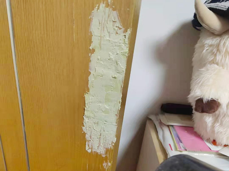 衣柜木門修補翻新:將破損的洞清理干凈，用砂紙打磨一下除去污垢，將膩子和好填緊空洞內,等膩子干后用砂紙打磨光滑，或者速干膠干透的木渣也是打磨光滑，除去灰塵，使用修補膏或者油漆對修補平整光滑的膩子上調色還原成與周圍一樣的色彩，用吹風機快速吹干油漆。