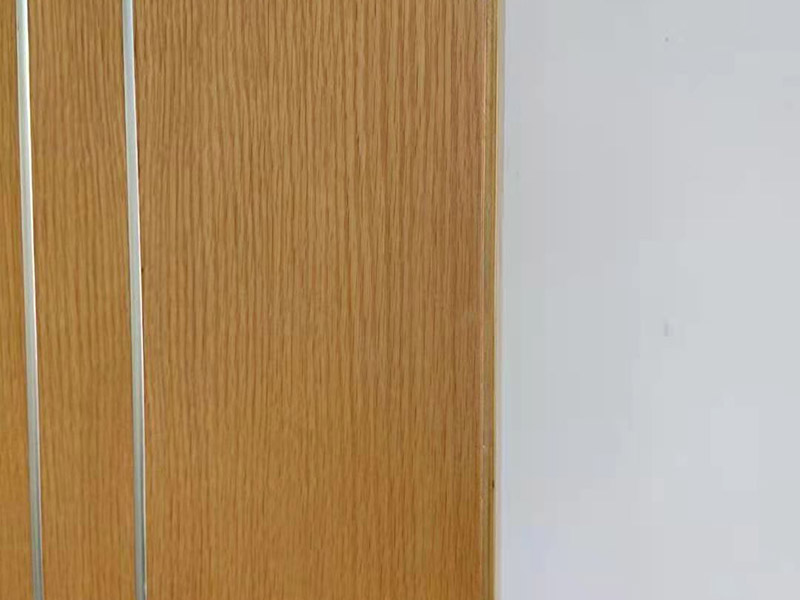 衣柜木門修補翻新:將破損的洞清理干凈，用砂紙打磨一下除去污垢，將膩子和好填緊空洞內,等膩子干后用砂紙打磨光滑，或者速干膠干透的木渣也是打磨光滑，除去灰塵，使用修補膏或者油漆對修補平整光滑的膩子上調色還原成與周圍一樣的色彩，用吹風機快速吹干油漆。