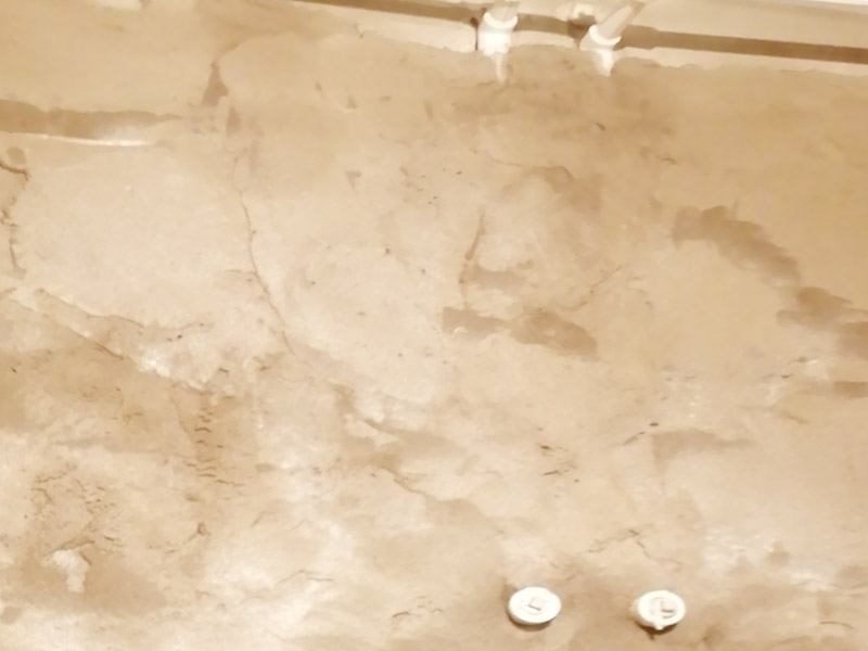 廁所重新裝修：、在同一房間內(nèi)，同類型的采暖設(shè)備、衛(wèi)生器具及管道配件，除有特殊要求外，應(yīng)安裝在同一高度上。2、明裝管道成排安裝時，直線部分應(yīng)互相平行。曲線部分：當(dāng)管道水平或垂直并行時，應(yīng)與直線部分保持等距；管道水平上下并行時，彎管部分的曲率半徑應(yīng)一致。3、管道采用粘接接口，管端插入承口的深度不得小于表3．3.15的規(guī)定。