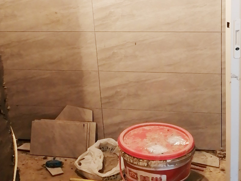 廁所重新裝修：、在同一房間內(nèi)，同類型的采暖設(shè)備、衛(wèi)生器具及管道配件，除有特殊要求外，應(yīng)安裝在同一高度上。2、明裝管道成排安裝時，直線部分應(yīng)互相平行。曲線部分：當(dāng)管道水平或垂直并行時，應(yīng)與直線部分保持等距；管道水平上下并行時，彎管部分的曲率半徑應(yīng)一致。3、管道采用粘接接口，管端插入承口的深度不得小于表3．3.15的規(guī)定。