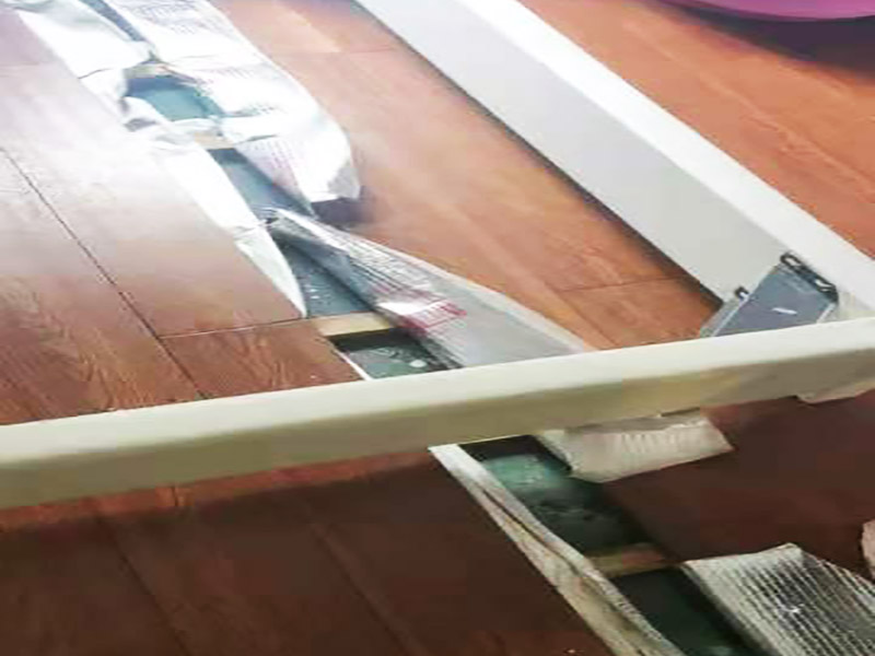 地板修復(fù)維修：擦拭木地板 要擦拭木地板盡量使用靜電拖把，因為木地板不宜沾有過多的水分，這樣可以使木地板可以使用更長的時間，如果是實木地板，在擦拭前可噴灑一些精油效果更好。 修補(bǔ)大刮痕 要修補(bǔ)較深、較大的刮痕比較麻煩，我們要選擇與木地板顏色相近的修補(bǔ)膏，擠在刮痕處，然后用刮刀將其抹平、涂勻，必要的時候可以多涂一些，也可以有一定的效果。