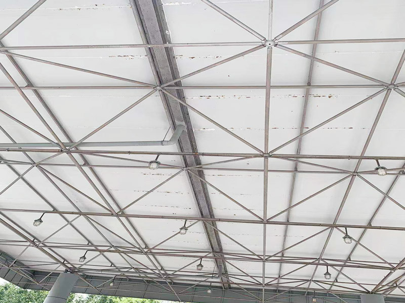 加油站漏水施工：先由專業(yè)人員檢查有無(wú)裂縫，根據(jù)前面的方案處理好裂縫后，在整個(gè)屋面鋪上防水卷材，若要加強(qiáng)防水效果，還可以再鋪上隔熱板，由于隔熱板的高度在20厘米以上，能夠達(dá)到保護(hù)防水層和隔熱保溫的雙重效果。 一般情況下專業(yè)施工隊(duì)會(huì)使用吊籃，由維修人員在外墻施工。處理辦法是：大裂縫可用堵漏王，小裂縫可用玻璃膠來(lái)補(bǔ)漏，修補(bǔ)時(shí)用外墻防水劑，噴上幾道之后就可以了。由于外墻裂縫補(bǔ)漏需要高空作業(yè)，市民一定要請(qǐng)專業(yè)施工隊(duì)來(lái)處理，以防安全事故放生。