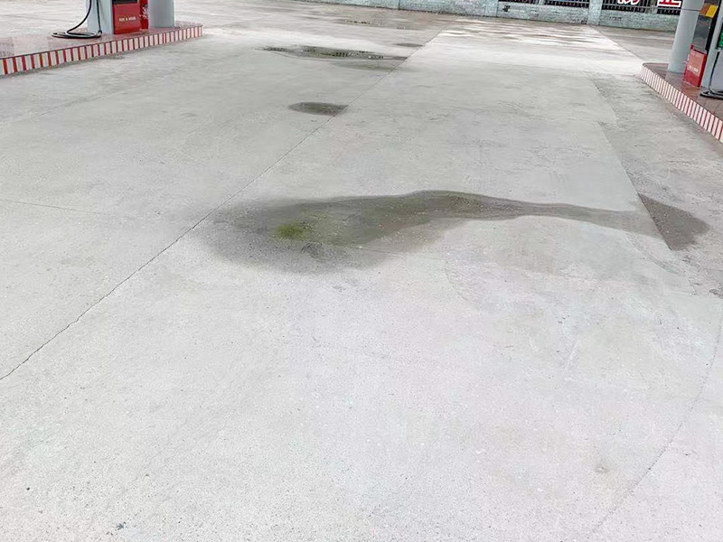 加油站漏水施工：先由專業(yè)人員檢查有無(wú)裂縫，根據(jù)前面的方案處理好裂縫后，在整個(gè)屋面鋪上防水卷材，若要加強(qiáng)防水效果，還可以再鋪上隔熱板，由于隔熱板的高度在20厘米以上，能夠達(dá)到保護(hù)防水層和隔熱保溫的雙重效果。 一般情況下專業(yè)施工隊(duì)會(huì)使用吊籃，由維修人員在外墻施工。處理辦法是：大裂縫可用堵漏王，小裂縫可用玻璃膠來(lái)補(bǔ)漏，修補(bǔ)時(shí)用外墻防水劑，噴上幾道之后就可以了。由于外墻裂縫補(bǔ)漏需要高空作業(yè)，市民一定要請(qǐng)專業(yè)施工隊(duì)來(lái)處理，以防安全事故放生。