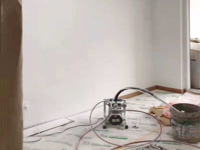 全屋裝修翻新:對(duì)于原有空間布局不滿意，需要重新規(guī)劃，那勢(shì)必就會(huì)對(duì)房屋的墻體進(jìn)行安排。拆除、砌墻等等。水電施工基本原則：走頂不走地，頂不能走，考慮走墻，墻也不能走，才考慮走地。 在開線槽前，要先做好線路定位，主要考慮開關(guān)、插座、燈具等電器的位置。此時(shí)可進(jìn)行櫥柜的第一次測(cè)量。嚴(yán)格的監(jiān)督水電工程中的質(zhì)量及一些相關(guān)的隱患問(wèn)題，及早發(fā)現(xiàn)及早解決。