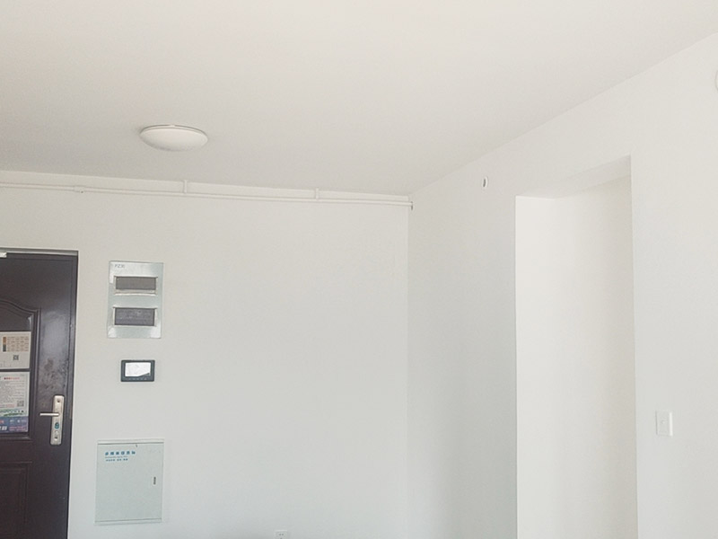 全屋裝修翻新:對(duì)于原有空間布局不滿意，需要重新規(guī)劃，那勢(shì)必就會(huì)對(duì)房屋的墻體進(jìn)行安排。拆除、砌墻等等。水電施工基本原則：走頂不走地，頂不能走，考慮走墻，墻也不能走，才考慮走地。 在開線槽前，要先做好線路定位，主要考慮開關(guān)、插座、燈具等電器的位置。此時(shí)可進(jìn)行櫥柜的第一次測(cè)量。嚴(yán)格的監(jiān)督水電工程中的質(zhì)量及一些相關(guān)的隱患問(wèn)題，及早發(fā)現(xiàn)及早解決。 清理舊墻面:對(duì)墻面先進(jìn)行清楚表層,因?yàn)楸韺有枰幚砀蓛?把面上凹凸不平的地方修復(fù)平整。刮頭遍膩?zhàn)?選擇顆粒細(xì)度較高,質(zhì)地較硬的膩?zhàn)舆M(jìn)行工作。刮完后打磨,完成打磨工作后,記得要將墻面清掃一遍,避免因粉塵太多,影響墻漆的附著力。刷底漆:如果墻面用漆量較大,建議在底漆中適量多加點(diǎn)水,在涂刷過(guò)程中一定要確保墻面的每個(gè)地方都要刷上底漆,并且涂刷均勻。