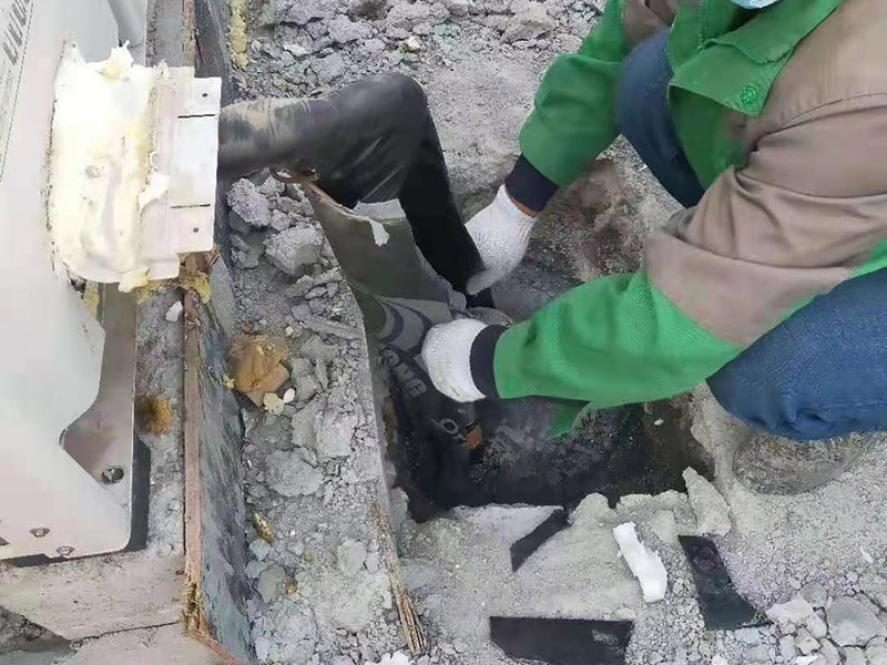 水管做防水卷材施工：如在屋面上設(shè)計(jì)有彩鋼坡屋頂。通常情況下是在彩鋼坡屋頂沒有安裝彩鋼板前，鋪設(shè)防水卷材(因安裝彩鋼板后，鋼結(jié)構(gòu)屋頂內(nèi)十分黑暗，雖可人工照明，但空間狹小，不利于施工)。在安裝彩鋼板時(shí)，施工作業(yè)人員要頻繁踩踏卷材，難免要對(duì)防水層造成破壞，而滿粘的卷材在一定程度上可以承受這種外力的沖擊，而不至于移位，接縫撕裂。