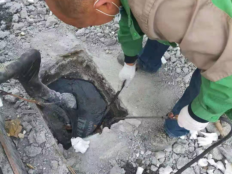 水管做防水卷材施工：如在屋面上設(shè)計(jì)有彩鋼坡屋頂。通常情況下是在彩鋼坡屋頂沒有安裝彩鋼板前，鋪設(shè)防水卷材(因安裝彩鋼板后，鋼結(jié)構(gòu)屋頂內(nèi)十分黑暗，雖可人工照明，但空間狹小，不利于施工)。在安裝彩鋼板時(shí)，施工作業(yè)人員要頻繁踩踏卷材，難免要對(duì)防水層造成破壞，而滿粘的卷材在一定程度上可以承受這種外力的沖擊，而不至于移位，接縫撕裂。