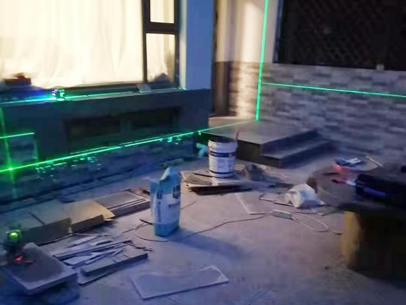 庭院防水貼磚：基層清理平整。其實(shí)不用說(shuō)大家都知道開(kāi)始的時(shí)候肯定是地面平整，定好大致的高度，然后整平夯實(shí)。水平定點(diǎn)，基層硬化。所有的造型定位之后，在規(guī)劃好的區(qū)域之內(nèi)就需要精確定點(diǎn)，做好標(biāo)高處理，然后進(jìn)行基層硬化。鋪貼透水磚，勾縫處理。做好前面的所有準(zhǔn)備工作就可以鋪貼透水磚了，按照自己最滿(mǎn)意的鋪貼花式來(lái)施工即可，最后用水泥砂漿勾縫處理。