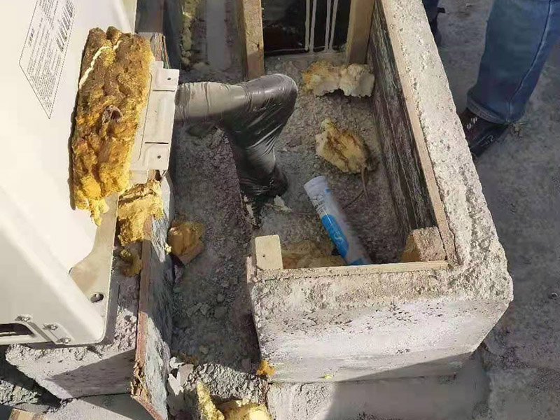 屋頂水管拆除改造：屋頂有很多的低矮的管道，其實(shí)是和其他住戶不相連的。這些是屋頂保溫層的排氣口。保溫層在施工時(shí)難免會(huì)有水分留在里面，施工結(jié)束后長期暴曬于屋頂，如果水汽排不出會(huì)造成屋頂起鼓開裂。所以在工程上要求有一定間隔的排氣口。 用水泥砂漿找平,同時(shí)做好防水層和保護(hù)層,然后,檢查基層處理并進(jìn)行清理,要求不能有任何雜質(zhì),且屋面必須保持干燥,否則會(huì)直接影響防水效果,最后,根據(jù)當(dāng)天的施工量配置相應(yīng)的瀝青,并參照從高到低、從遠(yuǎn)到近的順序,開始鋪貼屋面防水卷材。