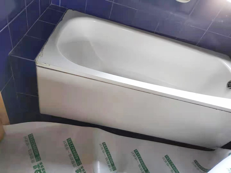 浴缸防水安裝施工：在安放浴缸時注意下水口的另一端要略高于下水口的一端，以便將來排污不暢。這一點(diǎn)要因情況而定。鑄鐵的浴缸雖然結(jié)實，但其導(dǎo)熱性非常的快，應(yīng)使用中河沙，在浴缸的底部鋪牢、砸實。 浴缸裙的貼磚是不需要抓毛的，砌好紅磚的臺子，在表面抹一層水泥砂漿，然后等兩天再來貼磚即可，貼磚很麻煩，由于地面留了坡度，而浴缸是平的，所以每一塊大磚都要打磨成不同的尺寸，不可以一次打磨很多，容易磨多了，要反復(fù)磨。磚的上邊要塞入浴缸的圓邊下，這樣才不會形成陽角。