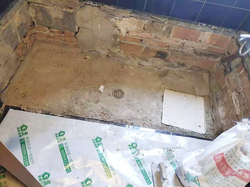 浴缸防水安裝施工：在安放浴缸時注意下水口的另一端要略高于下水口的一端，以便將來排污不暢。這一點(diǎn)要因情況而定。鑄鐵的浴缸雖然結(jié)實，但其導(dǎo)熱性非常的快，應(yīng)使用中河沙，在浴缸的底部鋪牢、砸實。 浴缸裙的貼磚是不需要抓毛的，砌好紅磚的臺子，在表面抹一層水泥砂漿，然后等兩天再來貼磚即可，貼磚很麻煩，由于地面留了坡度，而浴缸是平的，所以每一塊大磚都要打磨成不同的尺寸，不可以一次打磨很多，容易磨多了，要反復(fù)磨。磚的上邊要塞入浴缸的圓邊下，這樣才不會形成陽角。