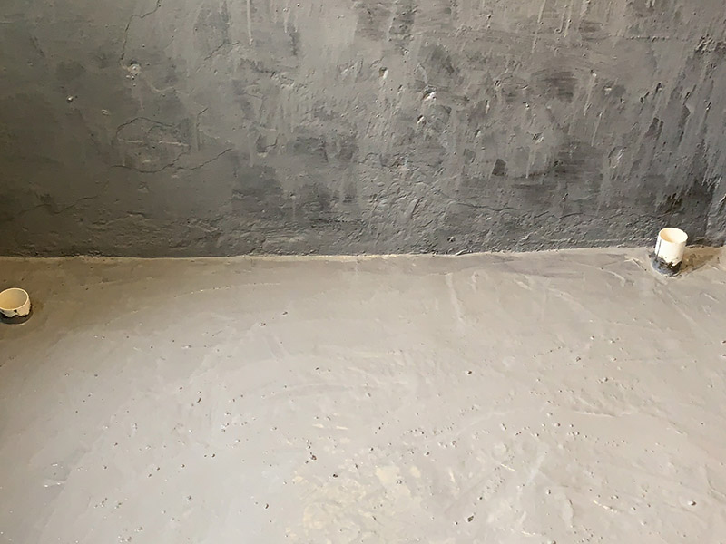 浴缸防水安裝施工：在安放浴缸時注意下水口的另一端要略高于下水口的一端，以便將來排污不暢。這一點(diǎn)要因情況而定。鑄鐵的浴缸雖然結(jié)實，但其導(dǎo)熱性非常的快，應(yīng)使用中河沙，在浴缸的底部鋪牢、砸實。 浴缸裙的貼磚是不需要抓毛的，砌好紅磚的臺子，在表面抹一層水泥砂漿，然后等兩天再來貼磚即可，貼磚很麻煩，由于地面留了坡度，而浴缸是平的，所以每一塊大磚都要打磨成不同的尺寸，不可以一次打磨很多，容易磨多了，要反復(fù)磨。磚的上邊要塞入浴缸的圓邊下，這樣才不會形成陽角。