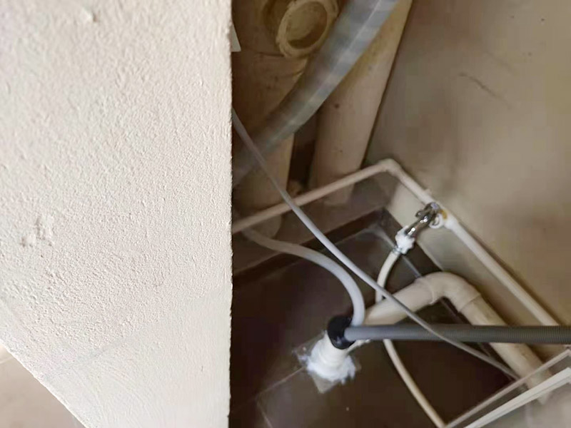 陽臺(tái)管道排布：首先檢測(cè)檢查一些看看是什么位置的管子的問題。根據(jù)判斷出水位置或者漏水位置選擇合適的維修措施方法。如果是出水外邊的管道壞了，可以通過更換外邊的管道水龍頭就可以維修修好。 在陽臺(tái)安裝水管，要選擇合適位置安裝水管，不能妨礙人在陽臺(tái)內(nèi)的活動(dòng)，但要滿足人們使用水管的相關(guān)需求。