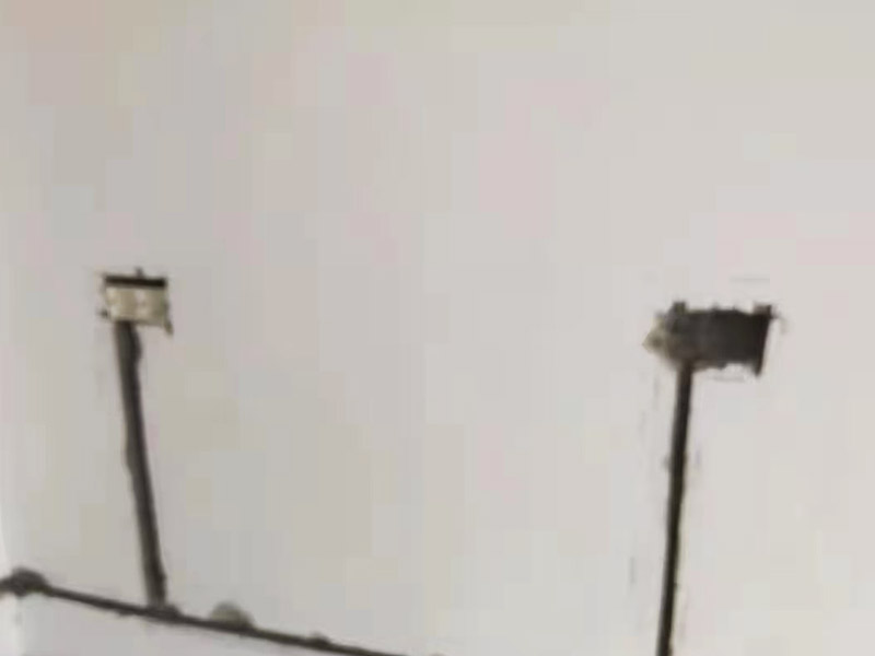 墻面電路開槽安裝：首先確定水電開槽的線路走向；然后施工隊(duì)安線路沿著地面或者墻面開槽；接入線管和暗盒；檢測(cè)電路面對(duì)水路進(jìn)行測(cè)壓；抹平線槽；最后對(duì)水路開槽進(jìn)行平面安裝。 注意在確定線路走向的時(shí)候，避免線路過(guò)多交叉，開槽走管的路線要橫平豎直。開暗槽的時(shí)候，要注意房屋的承重墻的鋼筋粗細(xì)，不要切到；開槽的深度寬度也要把握好，根據(jù)房屋結(jié)構(gòu)決定；電路接頭不要裸露在外面；穿管不能使用軟管；