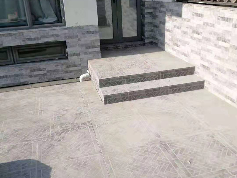 庭院貼磚施工:基層清理&rarr;貼灰餅&rarr;標(biāo)筋&rarr;鋪結(jié)合層砂漿&rarr;彈線&rarr;鋪磚&rarr;壓平拔縫&rarr;嵌縫&rarr;養(yǎng)護(hù) 將選配好的磚清洗干凈后，放入清水中浸泡2～3小時后取出晾干備用。結(jié)合層做完彈線后，接著按順序鋪磚。 鋪磚時應(yīng)抹墊水泥濕漿，按線先鋪縱橫定位帶， 定位帶各相隔15～20塊磚，然后從里往外退著鋪定位帶內(nèi)地磚，將地面磚鋪貼平整密實。 壓平、拔縫：每鋪完一個段落，用噴壺略灑水，15分鐘左右用木錘和硬木拍板按鋪磚順序錘拍一遍，不得遺漏，邊壓實邊用水平尺找平， 壓實后拉通線撫縱縫后橫縫進(jìn)行拔縫調(diào)直，使縫口平直、貫通、調(diào)縫后再用木錘拍板砸平，即將縫內(nèi)余漿或磚面上的灰漿擦擦去。