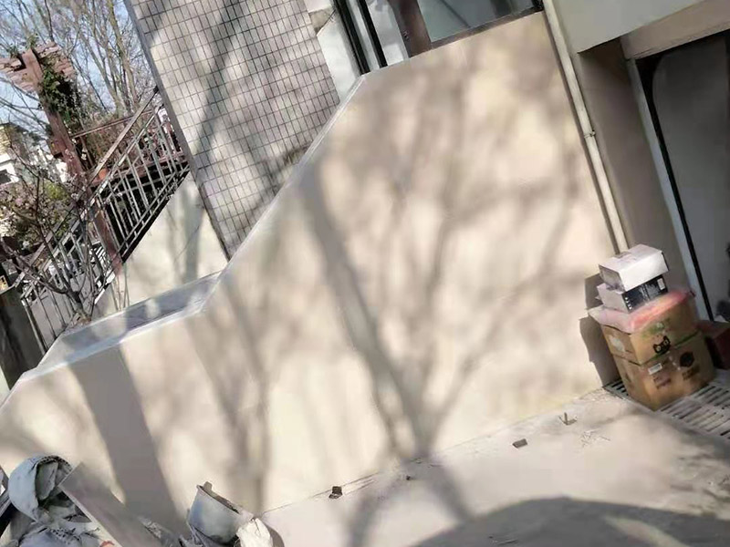 庭院貼磚施工:基層清理&rarr;貼灰餅&rarr;標(biāo)筋&rarr;鋪結(jié)合層砂漿&rarr;彈線&rarr;鋪磚&rarr;壓平拔縫&rarr;嵌縫&rarr;養(yǎng)護(hù) 將選配好的磚清洗干凈后，放入清水中浸泡2～3小時后取出晾干備用。結(jié)合層做完彈線后，接著按順序鋪磚。 鋪磚時應(yīng)抹墊水泥濕漿，按線先鋪縱橫定位帶， 定位帶各相隔15～20塊磚，然后從里往外退著鋪定位帶內(nèi)地磚，將地面磚鋪貼平整密實。 壓平、拔縫：每鋪完一個段落，用噴壺略灑水，15分鐘左右用木錘和硬木拍板按鋪磚順序錘拍一遍，不得遺漏，邊壓實邊用水平尺找平， 壓實后拉通線撫縱縫后橫縫進(jìn)行拔縫調(diào)直，使縫口平直、貫通、調(diào)縫后再用木錘拍板砸平，即將縫內(nèi)余漿或磚面上的灰漿擦擦去。