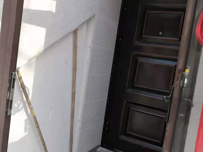 庭院貼磚施工:基層清理&rarr;貼灰餅&rarr;標(biāo)筋&rarr;鋪結(jié)合層砂漿&rarr;彈線&rarr;鋪磚&rarr;壓平拔縫&rarr;嵌縫&rarr;養(yǎng)護(hù) 將選配好的磚清洗干凈后，放入清水中浸泡2～3小時后取出晾干備用。結(jié)合層做完彈線后，接著按順序鋪磚。 鋪磚時應(yīng)抹墊水泥濕漿，按線先鋪縱橫定位帶， 定位帶各相隔15～20塊磚，然后從里往外退著鋪定位帶內(nèi)地磚，將地面磚鋪貼平整密實。 壓平、拔縫：每鋪完一個段落，用噴壺略灑水，15分鐘左右用木錘和硬木拍板按鋪磚順序錘拍一遍，不得遺漏，邊壓實邊用水平尺找平， 壓實后拉通線撫縱縫后橫縫進(jìn)行拔縫調(diào)直，使縫口平直、貫通、調(diào)縫后再用木錘拍板砸平，即將縫內(nèi)余漿或磚面上的灰漿擦擦去。