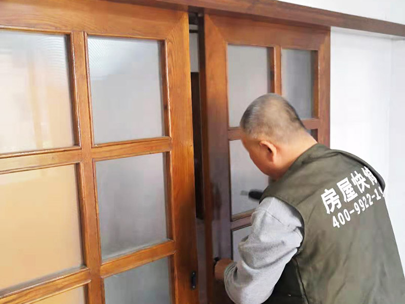 推拉門(mén)維修：把拉門(mén)上端滑輪部分樹(shù)立起來(lái)，在已經(jīng)拆了滑輪的圓孔中插入扳手?jǐn)Q入新螺絲釘。 將上滑輪平推入螺絲釘帽和門(mén)框內(nèi)壁之間的縫隙，為了使上滑輪保持一定距離，可在門(mén)框上邊緣和上滑輪的平面之間夾入一張硬紙板，然后上緊螺絲釘。 上滑輪安裝完畢，取下硬紙板，其他滑輪的更換也都是一樣的，通過(guò)一根螺絲固定滑輪，將舊滑輪取出，反過(guò)來(lái)將移門(mén)滑輪換上即可。