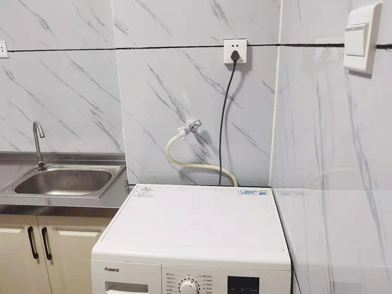 出租房廚房墻貼微晶板：將粘有圖案的轉(zhuǎn)移膜輕輕的撕離圖案的底紙，如果圖案有沒粘在轉(zhuǎn)移膜上的地方，可以用小刀輔助一下。先將轉(zhuǎn)移膜剪下的邊角料挑選個墻角的墻面測試一下墻面的性能，確定墻面沒問題后再粘貼。如果墻面掉粉或在撕下轉(zhuǎn)移膜時會連同墻面漆一起粘下，請?zhí)幚砗笤龠M行粘貼?！≠N圖案的時候，可以先將轉(zhuǎn)移膜的一角先粘在墻上，然后慢慢的將粘有圖案的轉(zhuǎn)移膜順著向下的方向貼在墻上，接著用卡片由圖案中間向四周的方向反復劃幾下，使墻貼更好粘在墻壁。