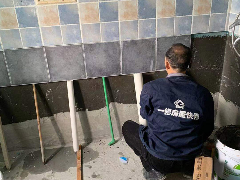 墻面貼瓷磚維修:首先將沙子和水泥按照3：1的比例混合后兌少量的水，使水泥和沙子混合到可以用手攥成團(tuán)的黏稠度,在鋪磚之前先將要鋪的地方用水潑濕。將開(kāi)始和好的水泥和沙子鏟到你要鋪瓷磚的地方,鏟完以后用小鏟子初步抹平,然后用一根小平板抹平表面，然后瓷磚背后抹上開(kāi)始和好的那盆比較稠的水泥漿。再將抹好水泥的磚小心平放到要鋪的地方，注意對(duì)縫。再用橡膠小榔頭敲實(shí)，用水平尺找平。最后在側(cè)邊用小榔頭的把手堵嚴(yán)實(shí)。