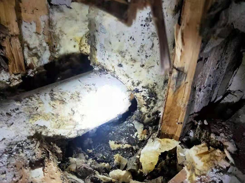 墻內(nèi)水管漏水維修:第一時(shí)間關(guān)掉自家的供水閥門，讓漏水帶來的影響盡可能的縮小。需要找到水管漏水的地方，最常使用的方法是水管打壓法。此方法需要將冷熱水管用軟管連接在一起使冷熱水形成一個(gè)圈，總閥門關(guān)閉，所有出水口只留一個(gè)口接上試壓器，其余關(guān)閉，這時(shí)試壓器的指針讀數(shù)為0。 搖動(dòng)測(cè)壓桿至指針讀數(shù)到0.9-1.0之間，此時(shí)的水壓應(yīng)為正常水壓的3-6倍。然后需要等待一定時(shí)間，不同管材需要的時(shí)間不一樣，但最少也需要半個(gè)小時(shí)。此時(shí)查看壓力值，如果降幅不超過0.5個(gè)壓，就沒有漏水。如果有漏點(diǎn)，壓力就會(huì)下降較多。 找到了漏水點(diǎn)，我們就要對(duì)漏水的管道進(jìn)行維修或更換。首先要鑿開對(duì)應(yīng)墻面，此過程中要注意對(duì)地板家居的保護(hù)。然后清理干凈管道上的殘?jiān)?，進(jìn)行換新，連接好后要用防水膠對(duì)管道進(jìn)行防水處理。