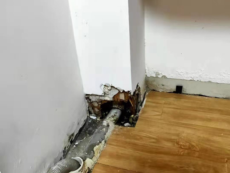 墻內(nèi)水管漏水維修:第一時(shí)間關(guān)掉自家的供水閥門，讓漏水帶來的影響盡可能的縮小。需要找到水管漏水的地方，最常使用的方法是水管打壓法。此方法需要將冷熱水管用軟管連接在一起使冷熱水形成一個(gè)圈，總閥門關(guān)閉，所有出水口只留一個(gè)口接上試壓器，其余關(guān)閉，這時(shí)試壓器的指針讀數(shù)為0。 搖動(dòng)測(cè)壓桿至指針讀數(shù)到0.9-1.0之間，此時(shí)的水壓應(yīng)為正常水壓的3-6倍。然后需要等待一定時(shí)間，不同管材需要的時(shí)間不一樣，但最少也需要半個(gè)小時(shí)。此時(shí)查看壓力值，如果降幅不超過0.5個(gè)壓，就沒有漏水。如果有漏點(diǎn)，壓力就會(huì)下降較多。 找到了漏水點(diǎn)，我們就要對(duì)漏水的管道進(jìn)行維修或更換。首先要鑿開對(duì)應(yīng)墻面，此過程中要注意對(duì)地板家居的保護(hù)。然后清理干凈管道上的殘?jiān)?，進(jìn)行換新，連接好后要用防水膠對(duì)管道進(jìn)行防水處理。