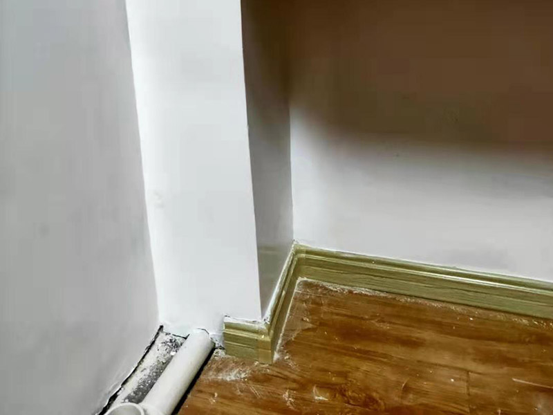 墻內(nèi)水管漏水維修:第一時(shí)間關(guān)掉自家的供水閥門，讓漏水帶來的影響盡可能的縮小。需要找到水管漏水的地方，最常使用的方法是水管打壓法。此方法需要將冷熱水管用軟管連接在一起使冷熱水形成一個(gè)圈，總閥門關(guān)閉，所有出水口只留一個(gè)口接上試壓器，其余關(guān)閉，這時(shí)試壓器的指針讀數(shù)為0。 搖動(dòng)測(cè)壓桿至指針讀數(shù)到0.9-1.0之間，此時(shí)的水壓應(yīng)為正常水壓的3-6倍。然后需要等待一定時(shí)間，不同管材需要的時(shí)間不一樣，但最少也需要半個(gè)小時(shí)。此時(shí)查看壓力值，如果降幅不超過0.5個(gè)壓，就沒有漏水。如果有漏點(diǎn)，壓力就會(huì)下降較多。 找到了漏水點(diǎn)，我們就要對(duì)漏水的管道進(jìn)行維修或更換。首先要鑿開對(duì)應(yīng)墻面，此過程中要注意對(duì)地板家居的保護(hù)。然后清理干凈管道上的殘?jiān)?，進(jìn)行換新，連接好后要用防水膠對(duì)管道進(jìn)行防水處理。