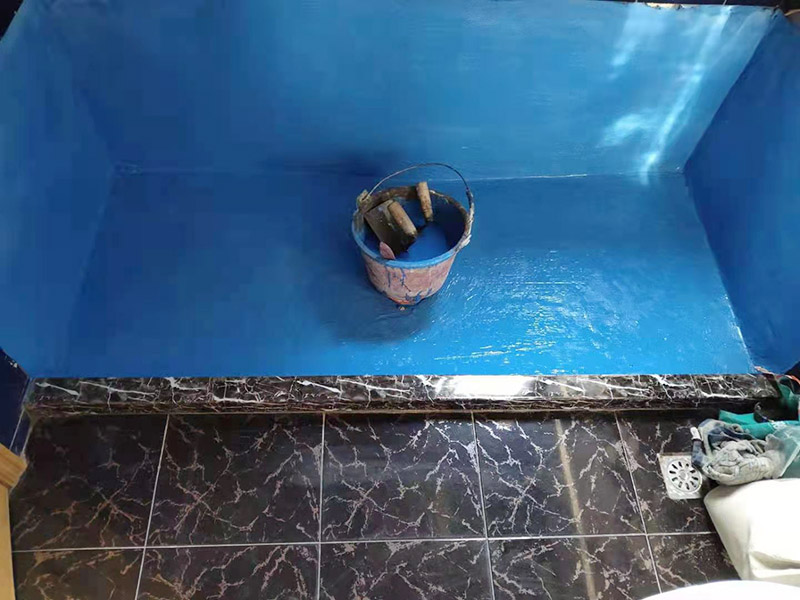 浴缸拆除改造:如果是衛(wèi)生間的墻面是非承重的輕體墻，就要將整個(gè)墻面涂滿防水涂料；使用浴缸，與浴缸相鄰的墻面，防水涂料的高度也要比浴缸上沿高出一些。墻面瓷磚要貼滿，可以抵御潮濕的侵蝕，保護(hù)墻壁的防水層，同時(shí)還容易長久保持整潔與美觀；采用吊頂?shù)募彝ヒ⒁獾蹴斦趽踝〉牟糠忠惨么纱u鋪滿，才能良好地保護(hù)整個(gè)墻壁。 衛(wèi)生間拆改時(shí)，會(huì)將原有地磚鑿去，一定要用水泥砂漿將地面找平，然后再做防水處理。這樣可以避免防水涂料因薄厚不均而造成滲漏。衛(wèi)生間墻地面之間的接縫以及上下水管道與地面的接縫處，是最容易出問題的地方，因此在衛(wèi)生間番細(xì)膩時(shí)要注意接縫處要刷到位，這樣的細(xì)節(jié)不容小覷。