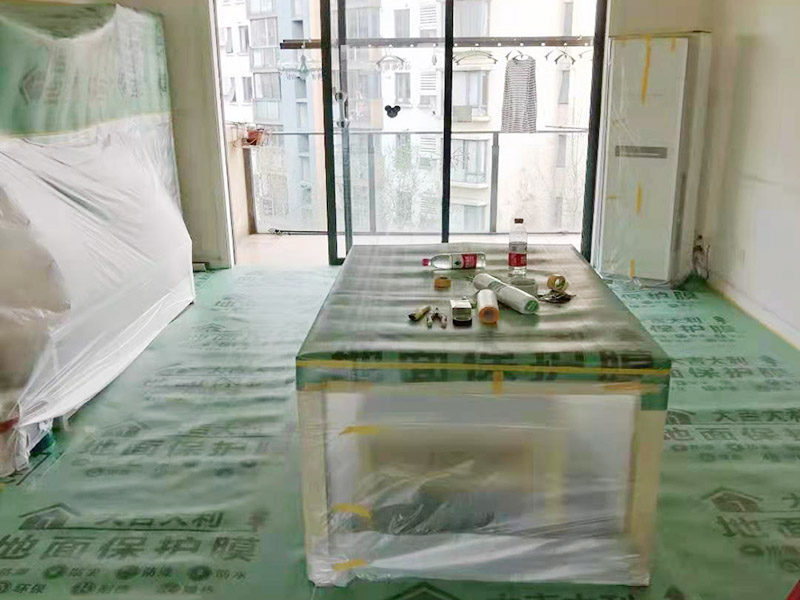 地面家具保護措施：貼好磚做好清潔，清除地磚表面的細沙之類的。防止后期走動或者其他動作刮花地磚表面釉質(zhì)，導致后期地面很花。其他的堅硬物也不要留在地磚表面?？梢杂玫孛姹Ｗo膜把地磚覆蓋了，在上面的各種操作就不會破壞地磚了。選擇整體都覆蓋，方便工人之后的施工，在裝修完畢后取掉就行。