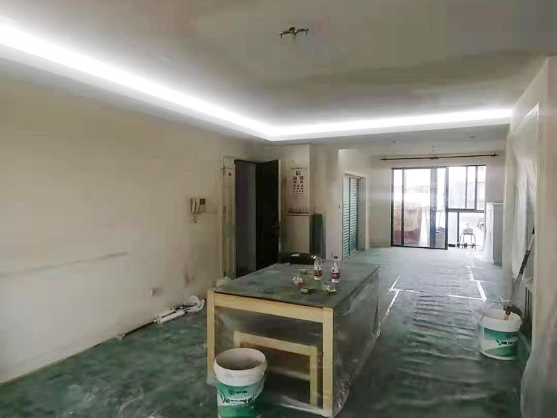 地面家具保護措施：貼好磚做好清潔，清除地磚表面的細沙之類的。防止后期走動或者其他動作刮花地磚表面釉質(zhì)，導致后期地面很花。其他的堅硬物也不要留在地磚表面?？梢杂玫孛姹Ｗo膜把地磚覆蓋了，在上面的各種操作就不會破壞地磚了。選擇整體都覆蓋，方便工人之后的施工，在裝修完畢后取掉就行。