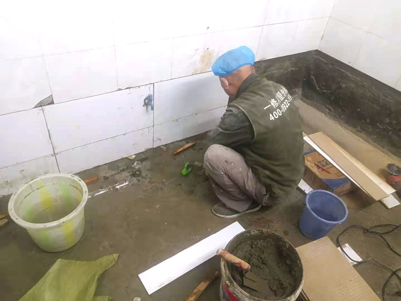 墻磚補(bǔ)瓷磚維修：如果瓷磚破損的地方，是在室內(nèi)空間中間，為了避免以后使用的美觀度，最好重新鋪貼。如果是家具擺放區(qū)域或者室內(nèi)邊角，可以使用陶瓷膠水，打磨填補(bǔ)下。 或者破損的瓷磚，需要將瓷磚的邊緣徹底清除干凈，再嵌入白水泥，使用小錘子將破損的瓷磚輕輕敲掉。如果瓷磚比較貼地面，可以使用刀子來劃分區(qū)域，從中間開始施工，讓依次將瓷磚慢慢修整干凈。