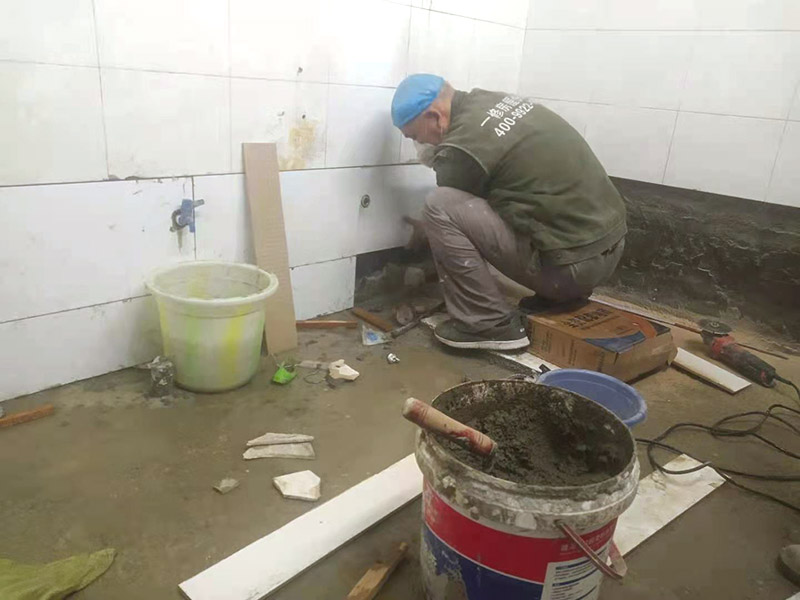  歡迎到久益一修家庭維修官網(wǎng)了解汝州市水電維修服務(wù)商地址、汝州市水電維修師傅電話號(hào)碼；汝州市久益一修裝修公司提供水電維修上門(mén)服務(wù)，可以免費(fèi)咨詢(xún)客服關(guān)于汝州市水電維修公司哪家好、汝州市水電維修師傅電話、汝州市水電維修報(bào)價(jià)、汝州市水電維修實(shí)體店地址。