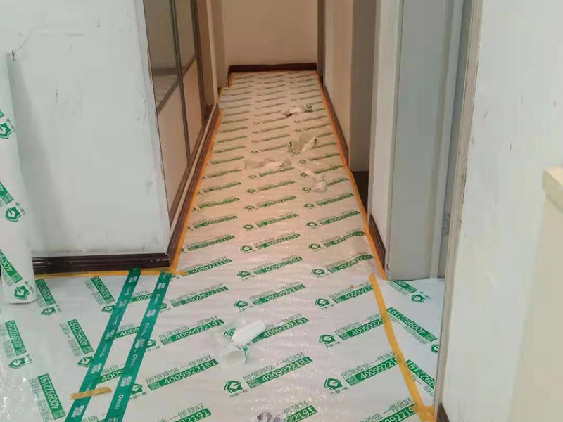 家具成品保護(hù)措施：成品飾面板在安裝好后必須用PE保護(hù)膜覆蓋包起來，所有成品飾面板的陽角位必須用硬質(zhì)紙護(hù)角或泡沫棉進(jìn)行保護(hù)性包裝，防止交被其他施工人員碰撞。固裝家具保護(hù)完后，在正面要貼上醒目的標(biāo)簽，進(jìn)行現(xiàn)場提示。家具木門安裝好后，木門的門框1.5米以下高度一定要用硬質(zhì)紙護(hù)角或泡沫棉進(jìn)行保護(hù)性包裝，門頁用PE保護(hù)膜及泡沫板包起來，防止交被其他施工人員碰撞。