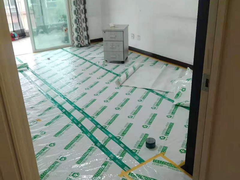 家具成品保護(hù)措施：成品飾面板在安裝好后必須用PE保護(hù)膜覆蓋包起來，所有成品飾面板的陽角位必須用硬質(zhì)紙護(hù)角或泡沫棉進(jìn)行保護(hù)性包裝，防止交被其他施工人員碰撞。固裝家具保護(hù)完后，在正面要貼上醒目的標(biāo)簽，進(jìn)行現(xiàn)場提示。家具木門安裝好后，木門的門框1.5米以下高度一定要用硬質(zhì)紙護(hù)角或泡沫棉進(jìn)行保護(hù)性包裝，門頁用PE保護(hù)膜及泡沫板包起來，防止交被其他施工人員碰撞。