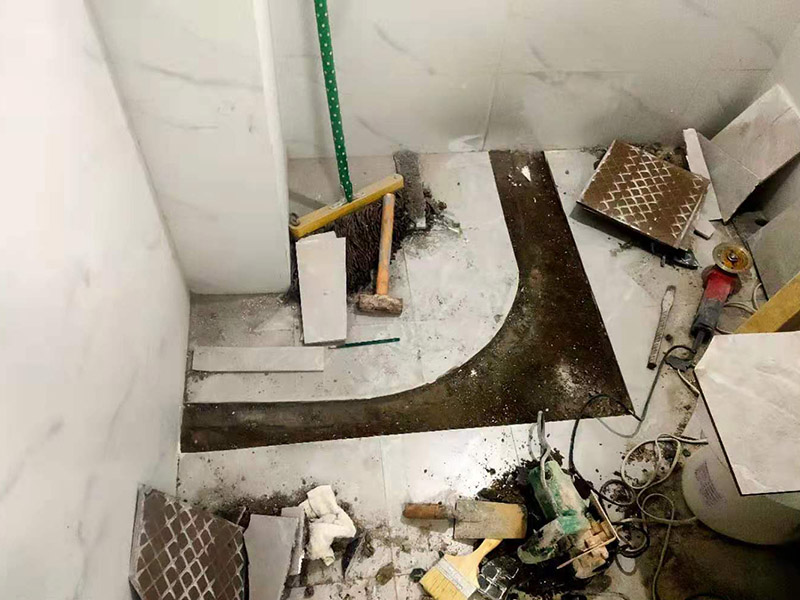 浴室地面擋水條安裝：房屋裝修時鋪地板磚的過程中會留出一條槽，水泥砂漿鋪平后放入大理石的擋水條。在鋪地磚的時候先將擋水條嵌在地磚里面，配套浴簾用的擋水條，安裝時測量好安裝高度。使浴簾自然下垂，垂進擋水條里三厘米左右，是最好的安裝效果且安裝后水不會外濺。