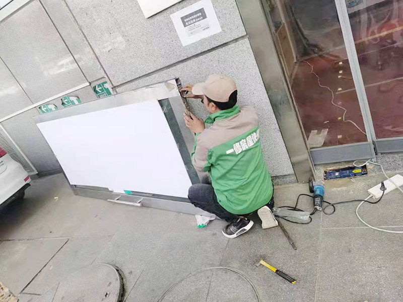 玻璃門(mén)維修方案：一看：查看玻璃感應(yīng)門(mén)否有元件受損。如元件斷裂、發(fā)黑發(fā)黃、引腳相碰、器件松動(dòng)、連線錯(cuò)誤等。某些接觸不良故障，尤其是在電源通電后，因故障點(diǎn)接觸不良而產(chǎn)生火花  二聽(tīng)：即聽(tīng)玻璃感應(yīng)門(mén)運(yùn)行的聲音，在控制系統(tǒng)中，大都采用了電磁繼電器作為控制器件，在繼電器觸點(diǎn)切換時(shí)會(huì)產(chǎn)生清晰的&ldquo;滴噠&rdquo;聲。如無(wú)聲或異常，在確定繼電器驅(qū)動(dòng)電器無(wú)故障后，可判定該繼電器不良。  三摸：即觸摸玻璃感應(yīng)門(mén)元件，在玻璃感應(yīng)門(mén)的維修過(guò)程中，也經(jīng)常在通電后用手摸某些元件。如穩(wěn)壓IC等集成器件、防雷管、變壓器、驅(qū)動(dòng)二極管等等。以便感覺(jué)其溫度是否正常，如發(fā)熱快、溫度高、電路無(wú)短路故障則可斷定器件不良。  四測(cè)：即測(cè)量玻璃感應(yīng)門(mén)控制電路。通常采用的方式有測(cè)電壓、測(cè)電路的電阻、測(cè)電流等。這是一種綜合性邏輯分析手段,可依據(jù)各種測(cè)量電動(dòng)伸縮門(mén)的數(shù)據(jù)準(zhǔn)確的找出故障原因及損壞器件。