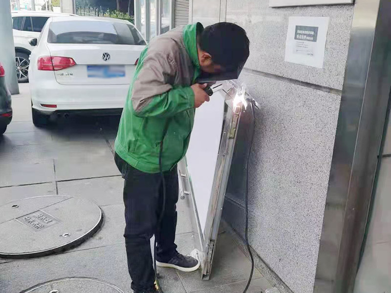 玻璃門(mén)維修方案：一看：查看玻璃感應(yīng)門(mén)否有元件受損。如元件斷裂、發(fā)黑發(fā)黃、引腳相碰、器件松動(dòng)、連線錯(cuò)誤等。某些接觸不良故障，尤其是在電源通電后，因故障點(diǎn)接觸不良而產(chǎn)生火花  二聽(tīng)：即聽(tīng)玻璃感應(yīng)門(mén)運(yùn)行的聲音，在控制系統(tǒng)中，大都采用了電磁繼電器作為控制器件，在繼電器觸點(diǎn)切換時(shí)會(huì)產(chǎn)生清晰的&ldquo;滴噠&rdquo;聲。如無(wú)聲或異常，在確定繼電器驅(qū)動(dòng)電器無(wú)故障后，可判定該繼電器不良。  三摸：即觸摸玻璃感應(yīng)門(mén)元件，在玻璃感應(yīng)門(mén)的維修過(guò)程中，也經(jīng)常在通電后用手摸某些元件。如穩(wěn)壓IC等集成器件、防雷管、變壓器、驅(qū)動(dòng)二極管等等。以便感覺(jué)其溫度是否正常，如發(fā)熱快、溫度高、電路無(wú)短路故障則可斷定器件不良。  四測(cè)：即測(cè)量玻璃感應(yīng)門(mén)控制電路。通常采用的方式有測(cè)電壓、測(cè)電路的電阻、測(cè)電流等。這是一種綜合性邏輯分析手段,可依據(jù)各種測(cè)量電動(dòng)伸縮門(mén)的數(shù)據(jù)準(zhǔn)確的找出故障原因及損壞器件。