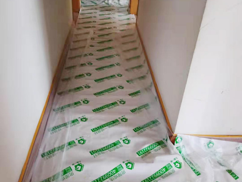 臥室翻新家具保護方案：在新房裝修及舊房翻新時粘上遮蔽保護膜和遮蔽紙，保護門窗、地板、家具及燈具等等。防止施工時涂料和油漆刷在以上物體上面，也使施工人員可以大膽、快速的涂刷墻面，不必擔心涂料會流到地板上造成需花大量人工清潔的現(xiàn)象?？梢灾苯犹岣呤┕ば?，節(jié)約施工后的清潔工作、節(jié)約人工、提高裝修質量。 大件家具家電搬移：在進場施工前需要將家具搬移出一定的距離，移到房子中間，并用保護膜和保護套對地板、家具、家電、墻面進行保護，一邊施工，杜絕粘污。 地面保護：用地膜將需要涂刷房間的地面鋪上地膜，如果靠近踢腳線，地膜附在30厘米遮蔽保護膜之上，用美紋紙或大膠帶固定。第一層地膜和第二層地膜之間用大膠帶固定，一定要平整無縫隙。 門、家具：根據(jù)被包裹物體大小選擇遮蔽保護膜的大小，確保保護物體四面包裹無死角，且保護膜平整。