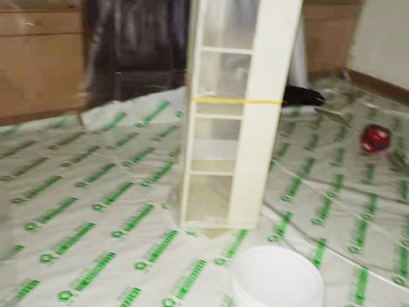 臥室翻新家具保護方案：在新房裝修及舊房翻新時粘上遮蔽保護膜和遮蔽紙，保護門窗、地板、家具及燈具等等。防止施工時涂料和油漆刷在以上物體上面，也使施工人員可以大膽、快速的涂刷墻面，不必擔心涂料會流到地板上造成需花大量人工清潔的現(xiàn)象。可以直接提高施工效率，節(jié)約施工后的清潔工作、節(jié)約人工、提高裝修質量。 大件家具家電搬移：在進場施工前需要將家具搬移出一定的距離，移到房子中間，并用保護膜和保護套對地板、家具、家電、墻面進行保護，一邊施工，杜絕粘污。 地面保護：用地膜將需要涂刷房間的地面鋪上地膜，如果靠近踢腳線，地膜附在30厘米遮蔽保護膜之上，用美紋紙或大膠帶固定。第一層地膜和第二層地膜之間用大膠帶固定，一定要平整無縫隙。 門、家具：根據(jù)被包裹物體大小選擇遮蔽保護膜的大小，確保保護物體四面包裹無死角，且保護膜平整。