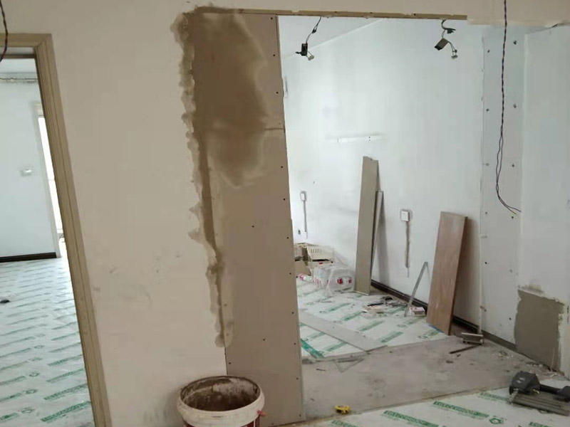 墻面局部修補翻新：舊墻面在翻新之前務(wù)必需要進行基層處理，如果墻面粉化嚴重，則需要使用鏟子對漆面進行一一鏟除，再涂刷白水泥。如果舊墻表面平滑的，則需要使用砂紙進行打磨，將不粘結(jié)的漆膜除去，以便于后期進行油漆施工。 舊墻基層處理好后，就可以進行刮膩子的施工，在這一環(huán)節(jié)需要注意涂刮的膩子厚度應(yīng)均勻一致，一般刮2-3遍，再來進行打磨處理。等完全干燥后，再來進行一遍底漆的施工，底漆有著很好防潮效果，還利于面漆的著附。最后則是進行兩道面漆的施工涂刷，待第一遍面漆施工干透后，才能進行第二遍面漆的涂刷，漆膜應(yīng)均勻，薄厚一致。