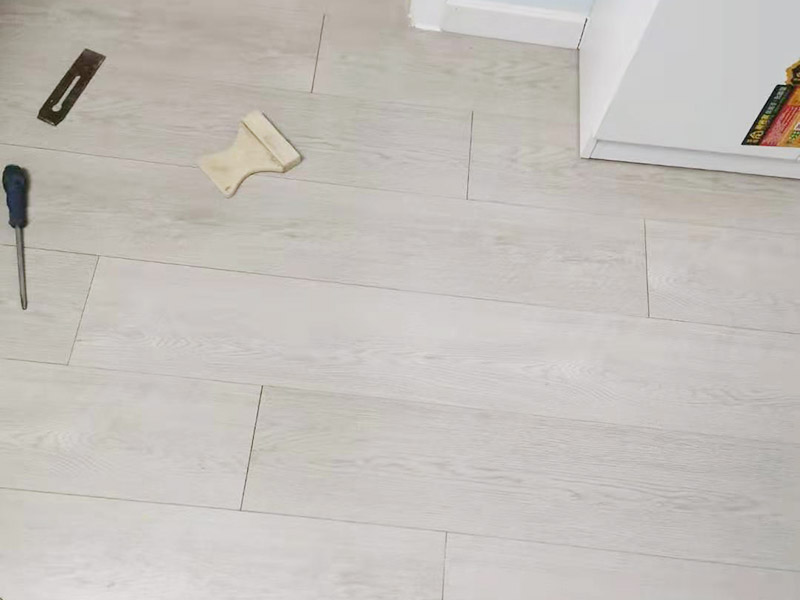 木地板修復(fù)案例：用毛刷清理縫隙中的雜物，并用濕抹布擦拭干凈，保持縫隙所有的面干燥無灰塵。用美紋紙?zhí)苓?，避免密封膠涂到不需要的地方，且可以保持后續(xù)工作不再麻煩，擠入密封膠，用刀等有平整面的工具刮平，靜置12個小時就OK了。