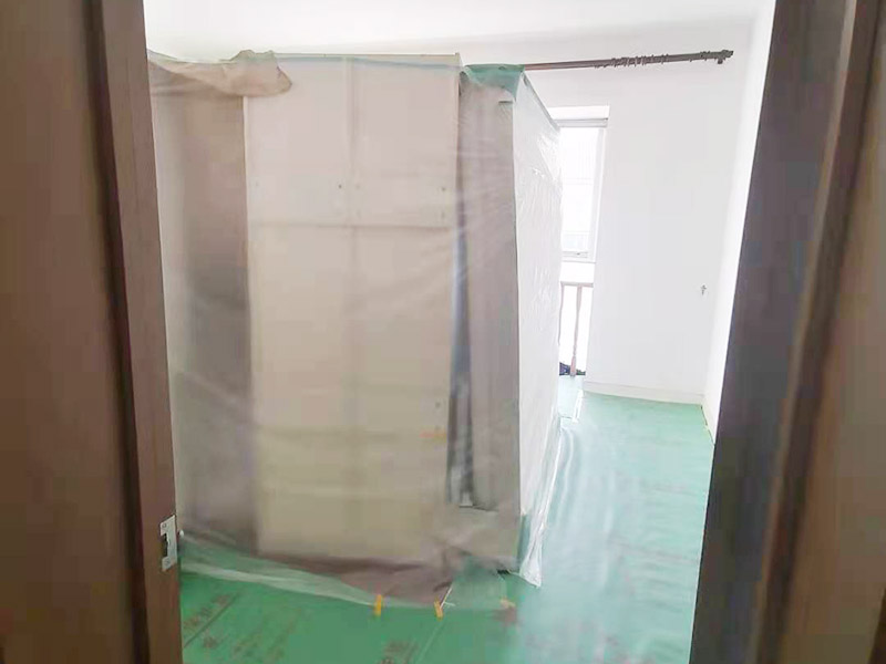 刷漆地面樓梯保護(hù)：踏步板、扶手等經(jīng)常與人接觸的部位相對其他構(gòu)件壽命會(huì)較短，因此要定期上專用蠟或地板蠟保護(hù)。防止蟲蛀。在安裝樓梯時(shí)，可事先在水泥踏步上撒一些防蟲劑，其次要保持樓梯的干燥，切勿受潮。要經(jīng)常檢查各部件連接部位，防止松動(dòng)或是被蟲蛀蝕。因?yàn)闃翘莅惭b時(shí)，雖然工程師已將它們緊緊連為一體，可隨著溫度與濕度的不斷變化，各構(gòu)件都在發(fā)生著細(xì)微的物理變化。木制樓梯或加以金屬或其他材質(zhì)的構(gòu) 件，通常都會(huì)因?yàn)樗荨⒛p、蟲蛀或是真菌的侵襲而受損，這些都可以由專業(yè)人員修復(fù)。但更重要的是前期的保養(yǎng)，妥善的保養(yǎng)可以在很大程度上延長樓梯的使用壽命。